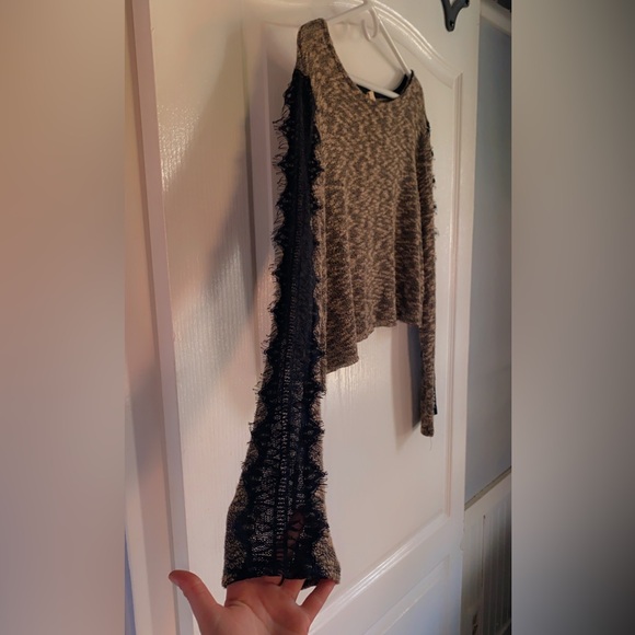 Women's Black and Tan Sweater - Picture 2 of 3